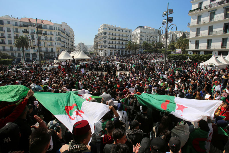 © Reuters. شهود من رويترز: مئات الآلاف يتظاهرون ضد بوتفليقة في الجزائر