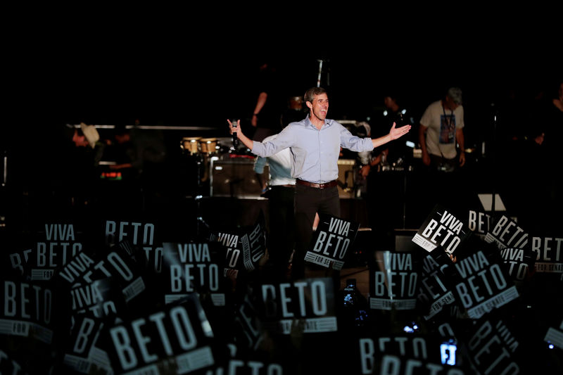 © Reuters. FILE PHOTO: US. Senate candidate Beto O'Rourke comes out before singer Willie Nelson at the “Turn out for Texas Rally with Willie & Beto” event in Austin
