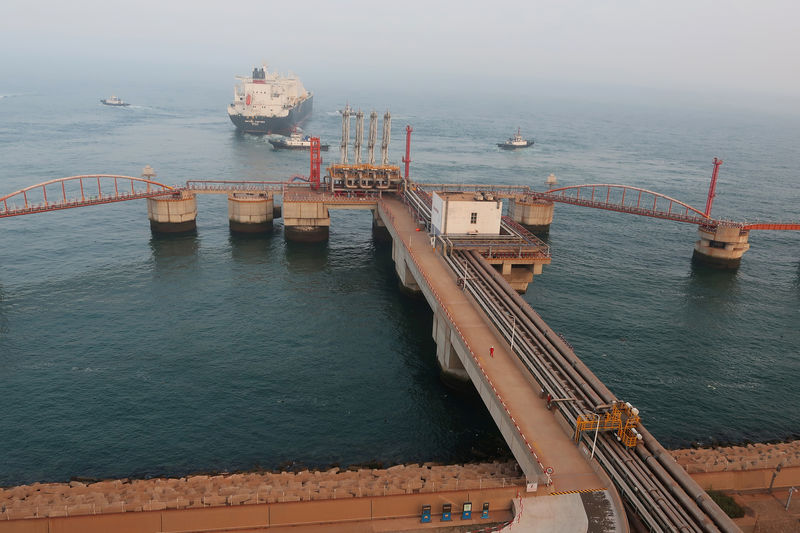 © Reuters. FILE PHOTO: A liquified natural gas (LNG) tanker leaves the dock after discharge at PetroChina's receiving terminal in Dalian