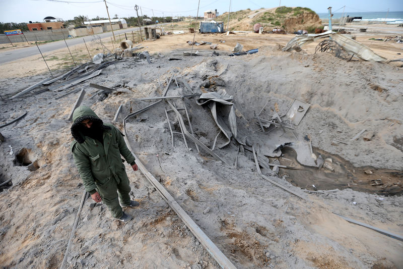 © Reuters. Palestino observa instalação do Hamas destruída por ataque aéreo israelense na Faixa de Gaza