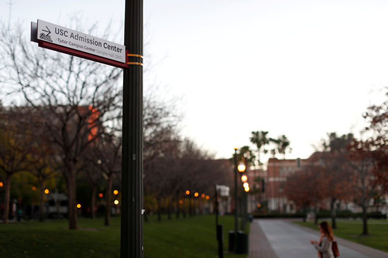 © Reuters. FILE PHOTO: A sign is pictured on the grounds of University of Southern California in Los Angeles