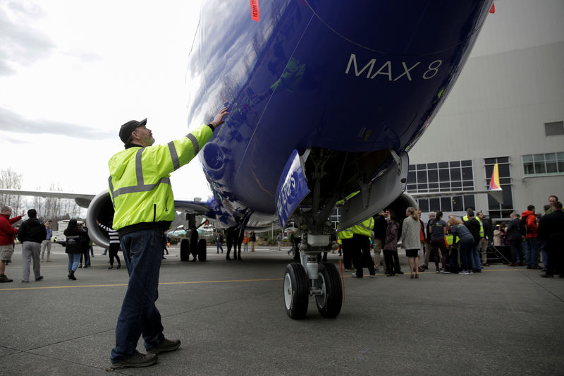 © Reuters. Trabalhador confere 737 MAX 8 pronto para entrega à companhia área na fábrica da Boeing em Renton, Washington (EUA)