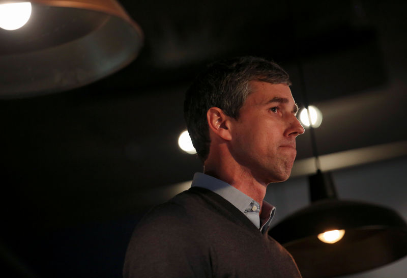 © Reuters. Democratic 2020 presidential candidate Beto O'Rourke speaks with supporters during a three day road trip across Iowa