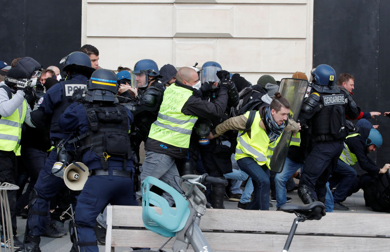 © Reuters. اشتباكات جديدة في فرنسا مع سعي السترات الصفراء لإعطاء زخم جديد للمظاهرات