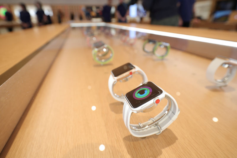 © Reuters. Apple watches are seen at a new Apple store in Chicago