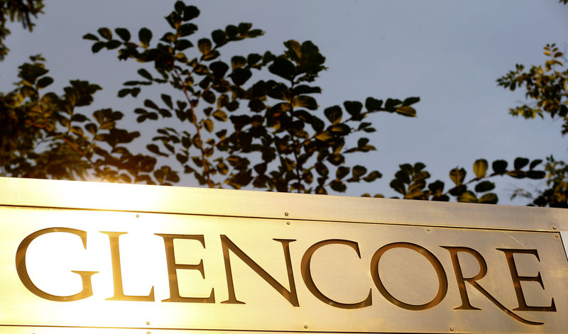 © Reuters. FILE PHOTO: The logo of commodities trader Glencore is pictured in Baar