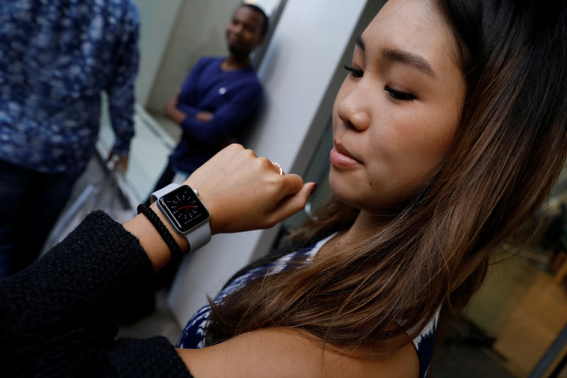 © Reuters. Una clienta muestra su Apple Watch Serie 3 al salir de la tienda Apple donde lo compró en la Quinta Avenida de Nueva York