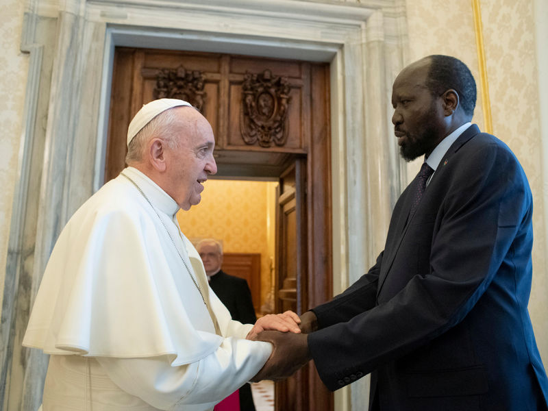 © Reuters. El papa Francisco asiste a una audiencia con el presidente de Sudán del Sur, Salva Kiir, en el Vaticano