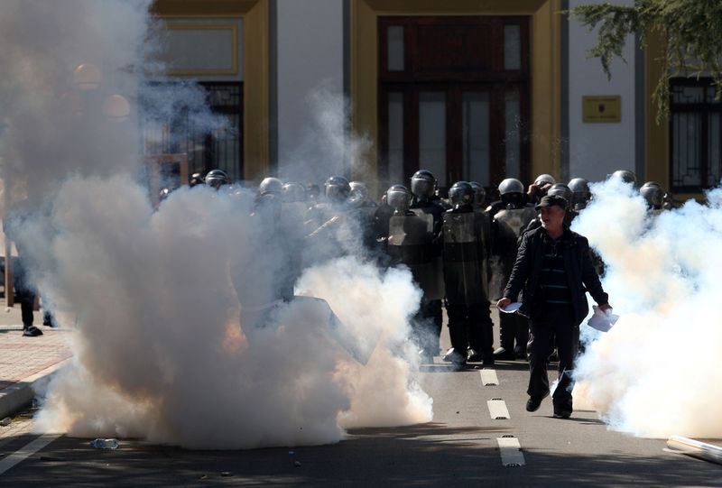 © Reuters. الشرطة الألبانية تستخدم الغاز ومدافع المياه لتفريق محتجين