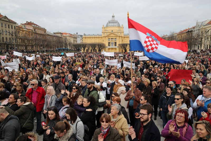 © Reuters. Protesta contra la violencia doméstica en Zagreb