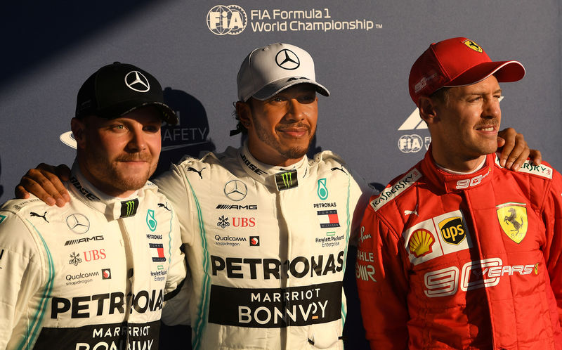 © Reuters. Valtteri Bottas, Lewis Hamilton and Sebastian Vettel posan después de la sesión de clasificación del Gran Premio de Australia de la Fórmula Uno en el circuito Albert Park en Melbourne