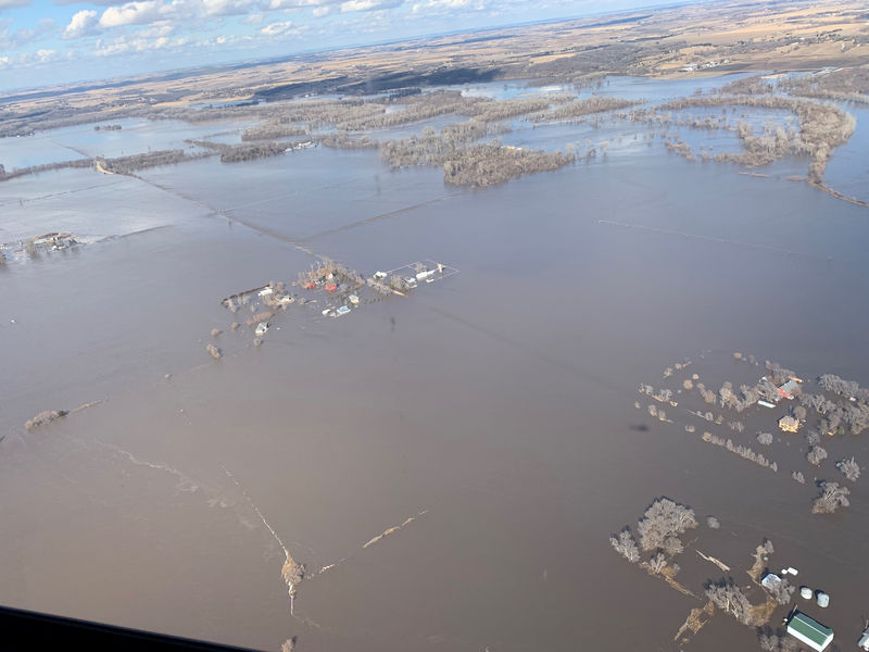 © Reuters. فيضانات تاريخية تضرب ولاية نبراسكا الأمريكية بعد عاصفة قوية