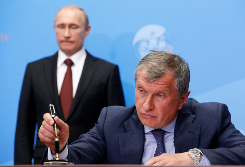 © Reuters. Foto de archivo. El presidento ruso Vladimir Putin y el director ejecutivo de Rosneft Igor Sechin participan de una ceremonia de rúbrica en San Petesburgo