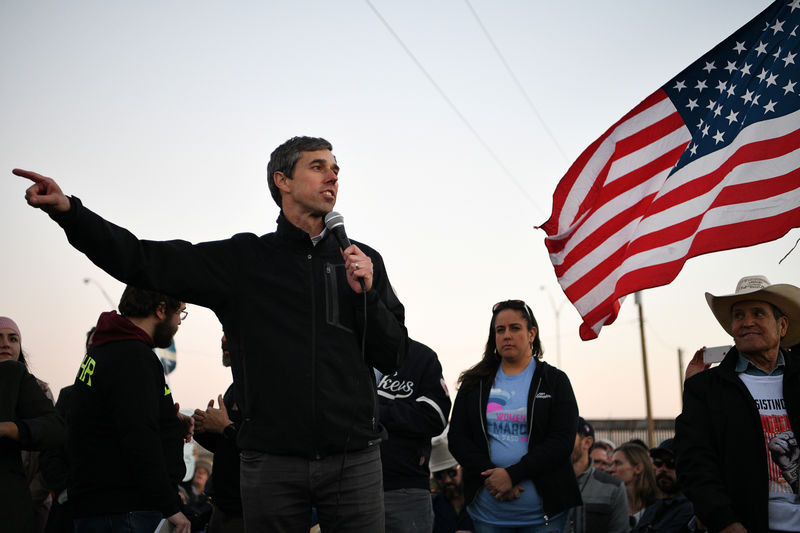 © Reuters. O'Rourke, the Democratic former Texas congressman, addresses supporters before a march in El Paso