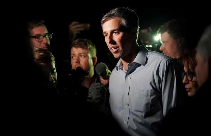 © Reuters. Democratic presidential candidate Beto O'Rourke, 46, speaks with members of the media after a meet and greet during a three-day road trip across Iowa, in Dubuque