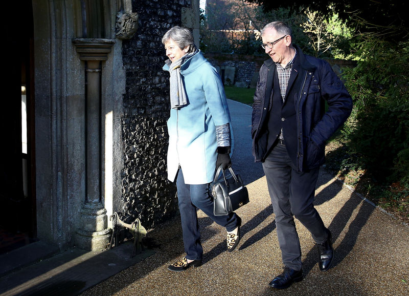 © Reuters. Britain's Prime Minister Theresa May and her husband Philip arrive at church in Sonning