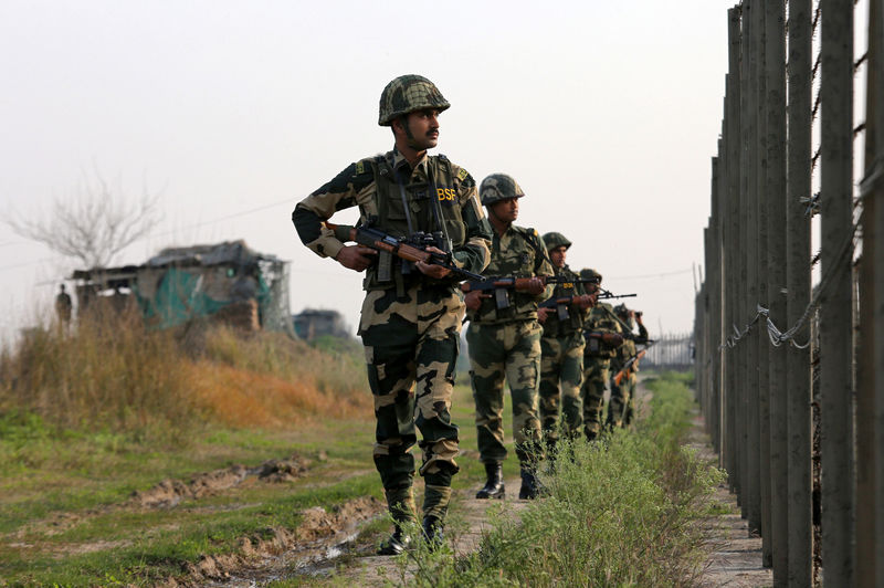© Reuters. مصادر: المواجهة الهندية الباكستانية كادت تتطور إلى استخدام الصواريخ