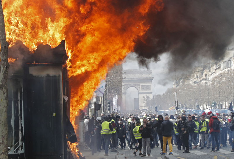 © Reuters. باريس تزيل آثار أعمال الشغب في الشانزليزيه بعد احتجاجات السترات الصفراء