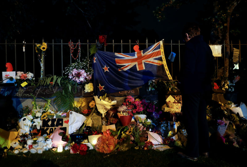 © Reuters. People pay their respects at a memorial site for victims of the mosque shootings at the Botanic Gardens in Christchurch