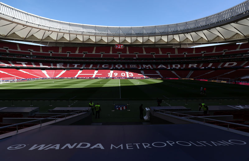 © Reuters. Récord de asistencia en un encuentro de fútbol femenino entre el Atlético y el Barcelona en el Wanda