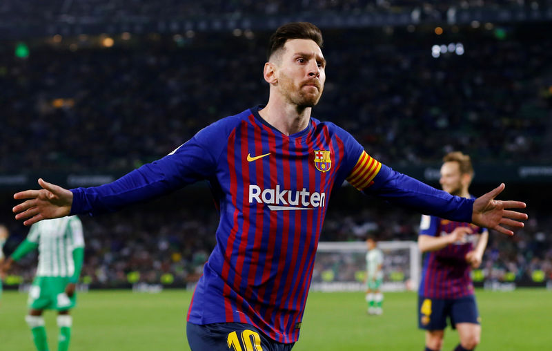 © Reuters. El delantero argentino del Barcelona Lionel Messi celebra su tercer gol en el partido de la Liga española disputado contra el Real Betis en el Estadio Benito Villamarín, Sevilla, España.