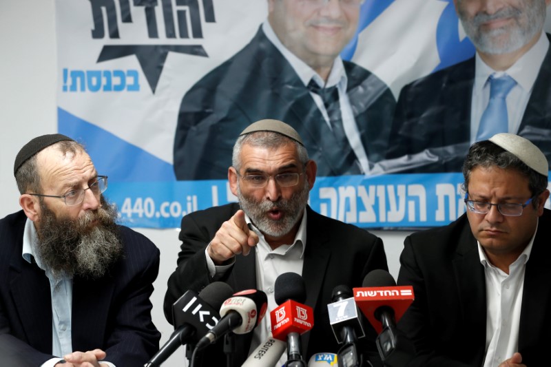 © Reuters. Michael Ben-Ari (centro), de Poder Judío, habla ante la prensa junto a sus compañeros de partido Baruch Marzel e Itamar Ben-Gvir en Jerusalén.