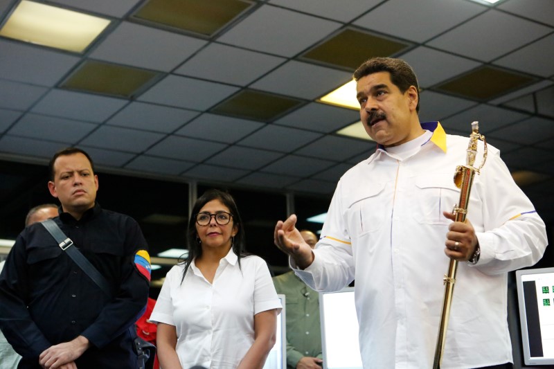 © Reuters. El presidente de Venezuela, Nicolás Maduro, habla durante una visita a un sistema de generación hidroeléctrica en el río Caroni, cerca de Ciudad Guayana, el estado Bolívar, Venezuela.