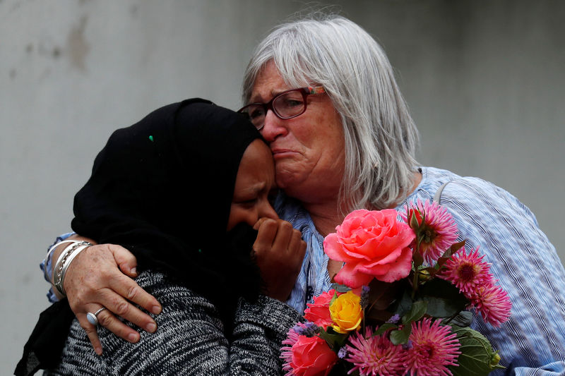 © Reuters. Dos mujeres se abrazan cerca de la mezquita de Masjid Al Noor en Christchurch, Nueva Zelanda.