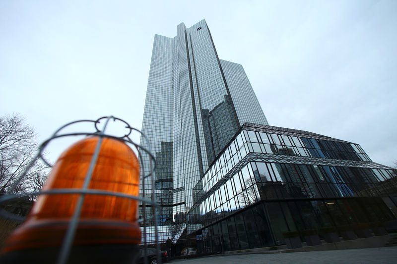 © Reuters. Баннеры с логотипом Deutsche Bank и Commerzbank на Франкфуртской фондовой бирже