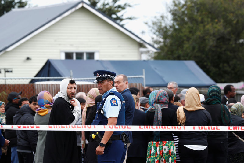 © Reuters. Members of Muslim religious groups gather for prayers outside the Linwood Mosque in Christchurch, New Zealand