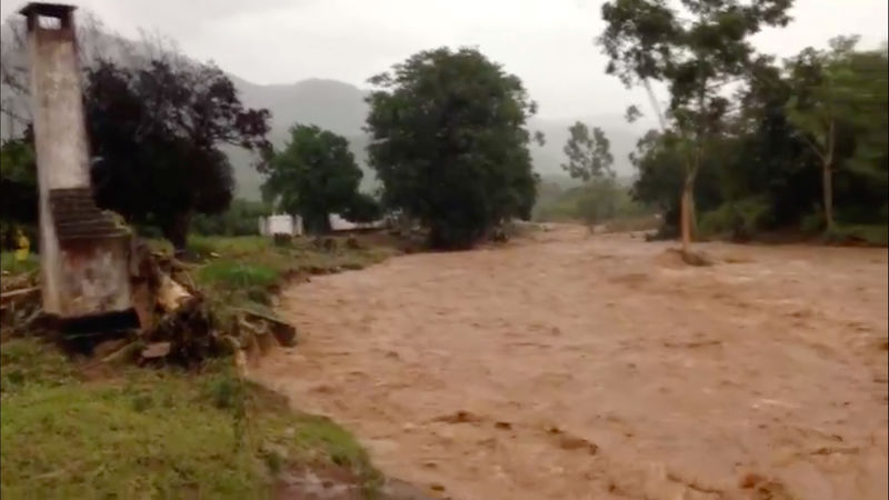 © Reuters. Las inundaciones causadas por el ciclón Idai se observan en Chipinge