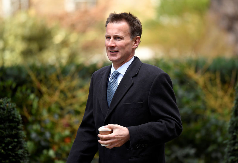 © Reuters. Britain's Foreign Secretary Jeremy Hunt is seen outside Downing Street ahead of a Brexit vote in London