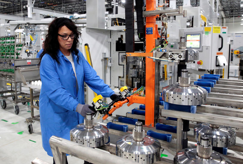 © Reuters. General Motors production worker Dina Mays works on the 10-speed transmission assembly at the General Motors (GM) Powertrain Transmission plant in Toledo, Ohio