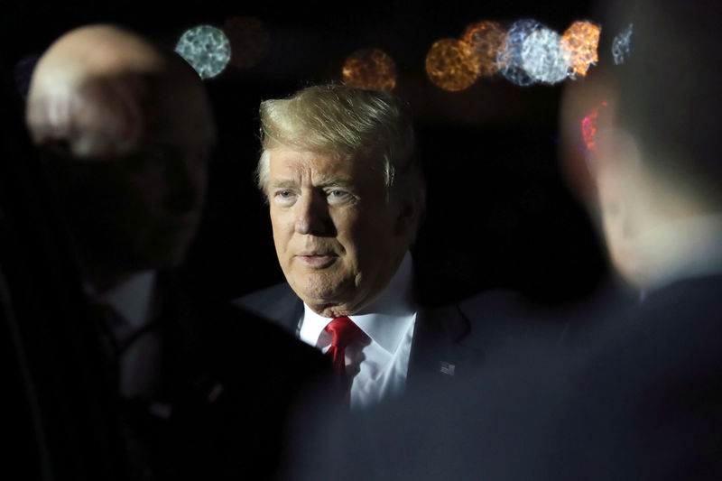 © Reuters. FILE PHOTO: U.S. President Donald Trump arrives aboard Air Force One to rally with supporters in Chattanooga