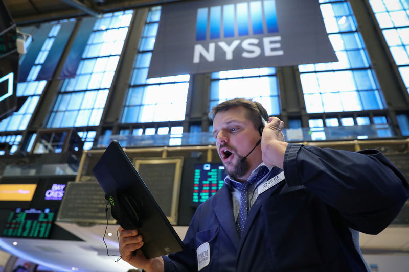 © Reuters. A trader works on the floor at the NYSE in New York