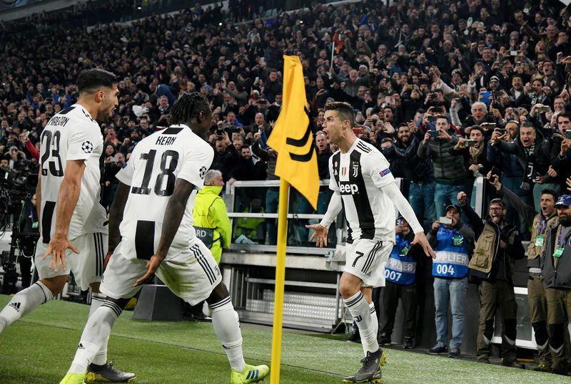 © Reuters. El delantero de la Juventus Cristiano Ronaldo celebra su tercer gol junto a Emre Can y Moise Kea en la vuelta de octavos de final de Liga de Campeones frente al Atlético de Madrid en el estadio Allianz de Turín