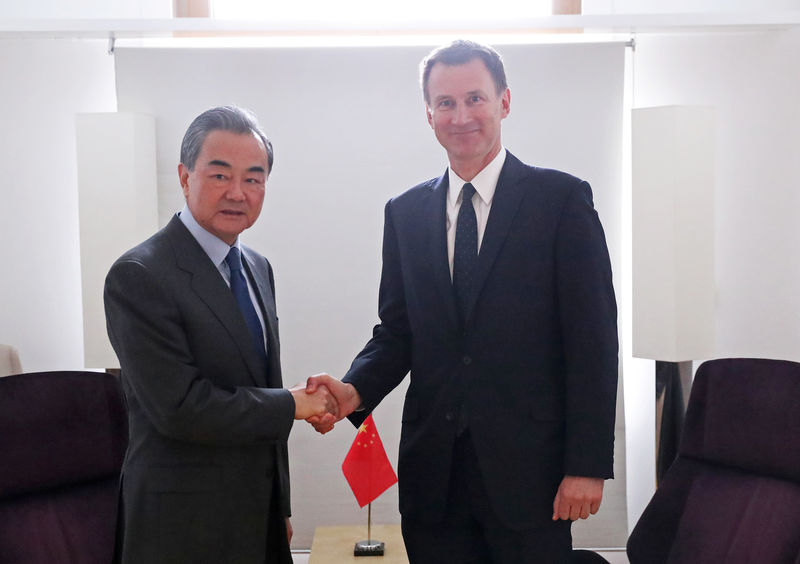 © Reuters. Chinese Foreign Minister Wang Yi and Britain's Foreign Secretary Jeremy Hunt meet in Brussels