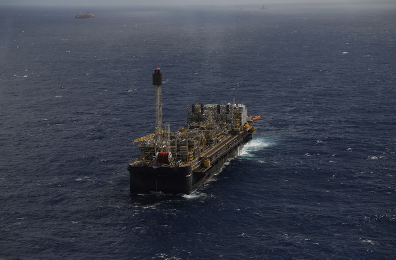 © Reuters. Plataforma de exploração de petróleo na Bacia de Santos (RJ)