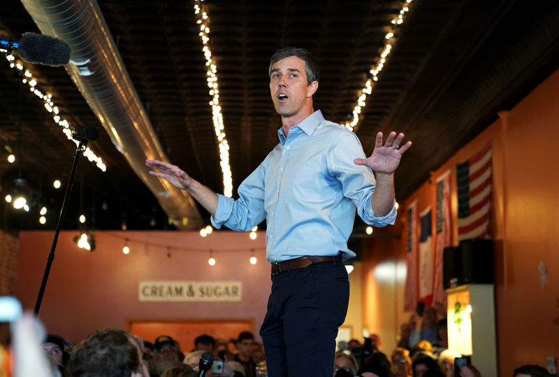 © Reuters. Democratic 2020 U.S. presidential candidate Beto O'Rourke speaks with supporters during a three day road trip across Iowa, in Mount Pleasant