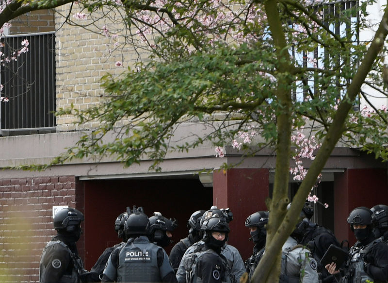 © Reuters. Policías tras un tiroteo en Utrecht