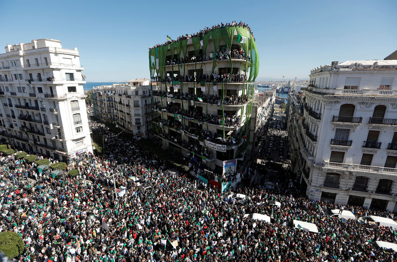© Reuters. رئيس الأركان :الجيش الجزائري يجب أن يكون مسؤولا عن إيجاد حل للأزمة