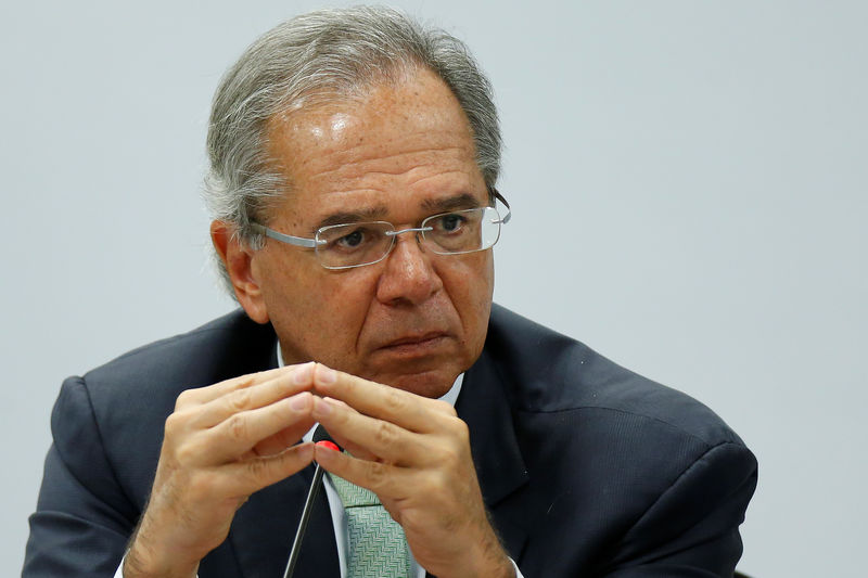 © Reuters. O ministro da Economia, Paulo Guedes, durante reunião em Brasília