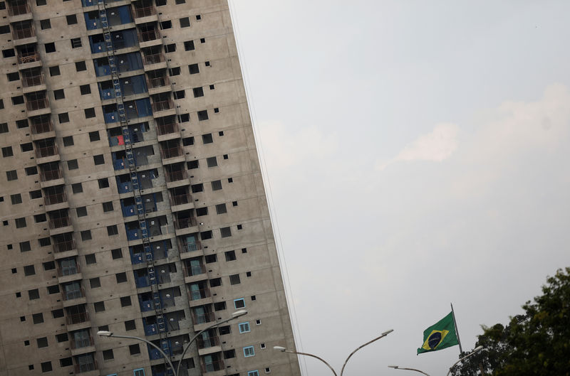 © Reuters. Brazilian flag is seen next to a residential building under construction in Sao Paulo
