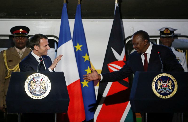 © Reuters. FILE PHOTO: French President Emmanuel Macron greets Kenya's President Uhuru Kenyatta as they address a news conference after touring the Nairobi Central Railway in Nairobi
