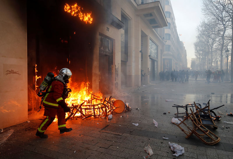 © Reuters. رئيس وزراء فرنسا: الشرطة ستحظر احتجاجات "السترات الصفراء" في حالة مشاركة جماعات عنيفة