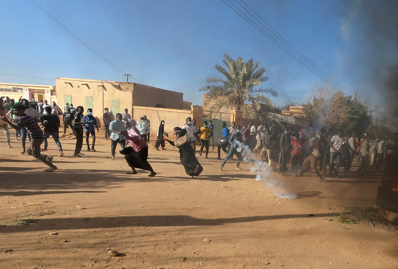 © Reuters. المئات يحتجون في السودان في استمرار للضغط على البشير