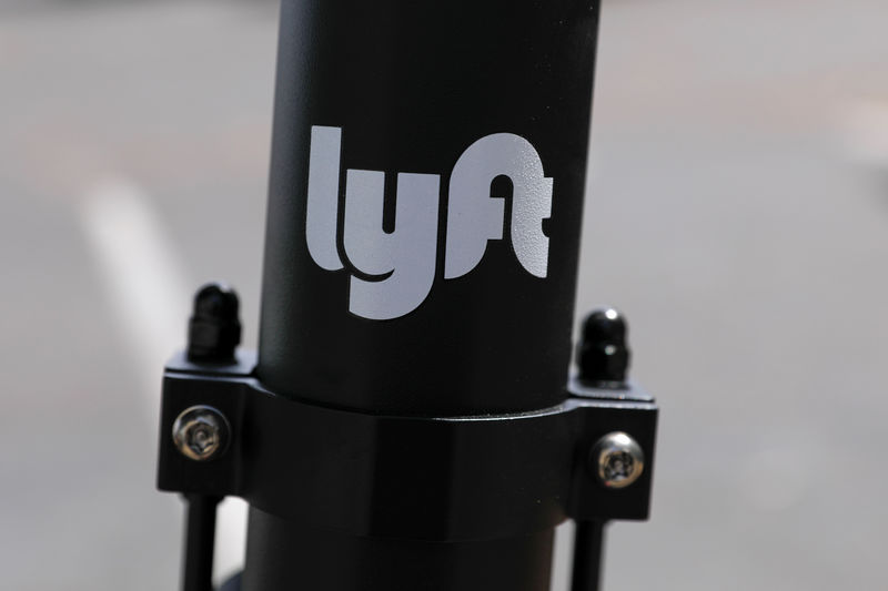 © Reuters. An electric scooter from the ride sharing company Lyft is shown on a downtown sidewalk in San Diego