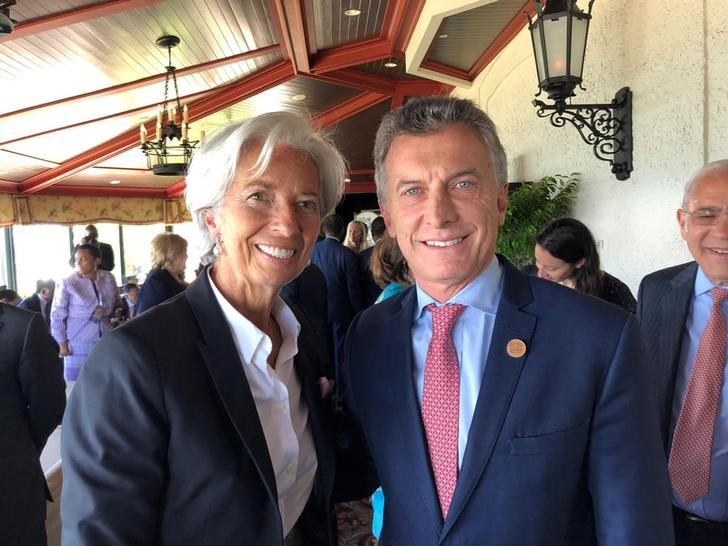 © Reuters. FILE PHOTO:  Managing Director of the IMF Lagarde and Argentina's President Macri pose for a photo at the G7 summit in La Malbaie