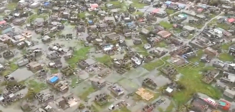 © Reuters. رئيس موزامبيق يقول إن عدد قتلى الإعصار والفيضانات قد يتجاوز ألف شخص