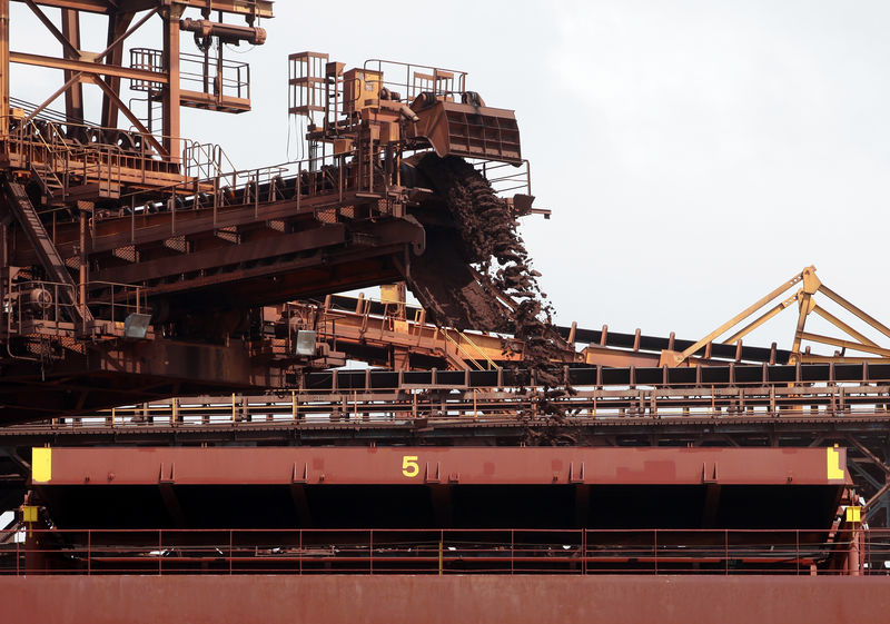 © Reuters. Navio é carregado com minério de ferro no porto de Madeira, em São Luís
